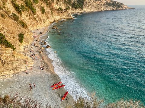 Versteckte Badebucht Filikuri Beach an der Albanischen Riviera mit türkisfarbenem Wasser und Kiesstrand