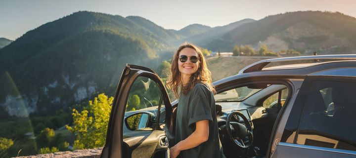 Frau mit Auto in Island