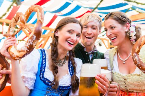 Menschen beim Oktoberfest in Gewand