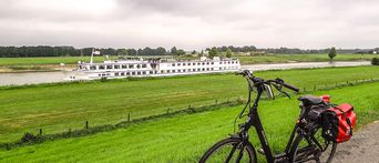 Fahrrad vor Flusskreuzfahrtschiff