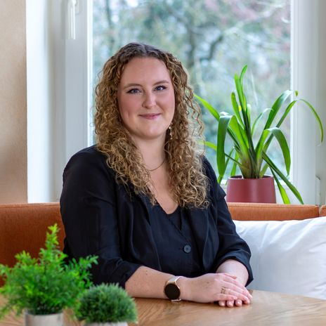 Abteilungsleiterin Janine im Porträt in der Kantine