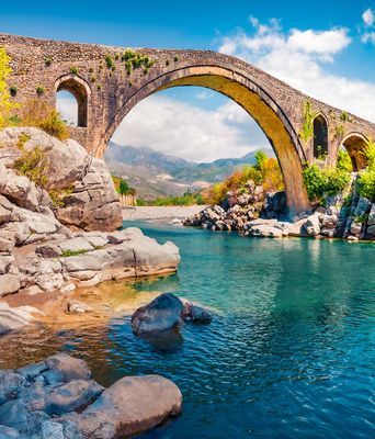 Der Shkodra-See in Nordwest-Albanien, umgeben von Bergen und Dörfern