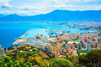 Luftansicht auf die Küstenlinie von Palermo, Sizilien, Italien auf das Meer
