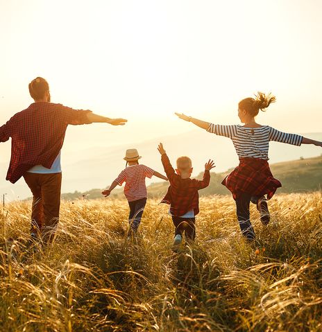 Familie läuft über ein Feld