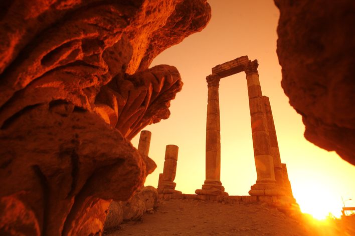Sonnenuntergang zwischen den Ruinen eines Tempels auf dem Zitadellenhügel in Amman, Jordanien
