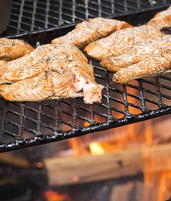 Gegrillter Lachs auf offenem Feuer als landestypisches Gericht