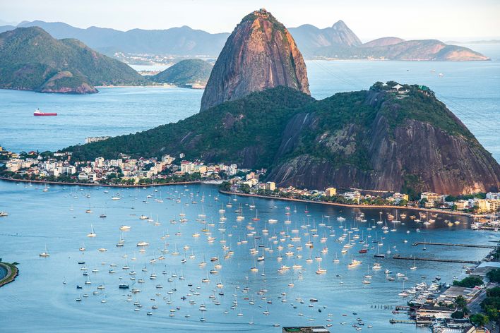Blick auf den Zuckerhut und die Botafogo-Bucht mit zahlreichen Segelbooten in Rio de Janeiro, Brasilien