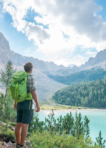 Mann beim Wandern am See