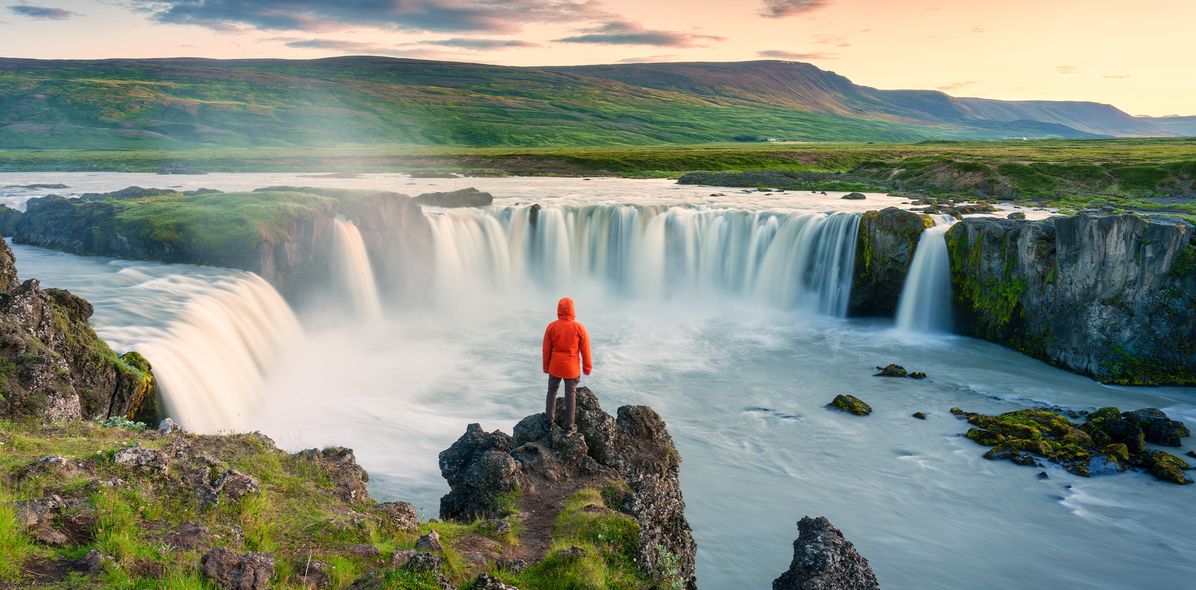 Mann vor Wasserfall in Island